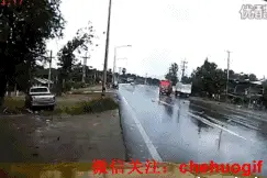 女孩翻护栏，一不小心倒栽葱，一个大劈叉，单腿勾栏，临危保命图片