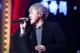 歌神张宇来报道！最不像原唱的原唱，唱不像宝宝穿的棒图片