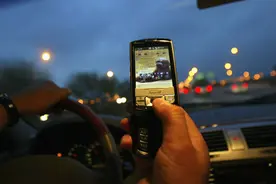 如何更安全地边开车边使用手机？他们这样做出了回答图片