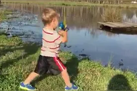 好腻害：小男孩用玩具鱼杆居然也能钓到大鱼图片