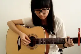 小清新女生弹唱《夜空中最亮的星》图片