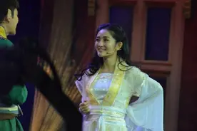 谢娜新节目开录，疑似怀孕了 小腹微凸？图片