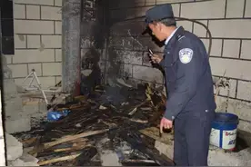 超高货车挂倒电缆线 引发连锁事故图片