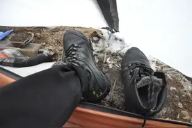 接地气，不生病：脱掉鞋子，光脚踩踩地感觉真棒！图片