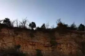 黄龙山露天矿坑图片