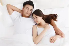 恩爱夫妻都是睡出来的！改善夫妻关系从改善睡姿开始图片