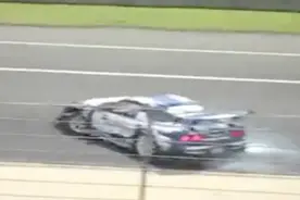 这不是失控！这是车神的神级甩尾过弯！车技一流！图片