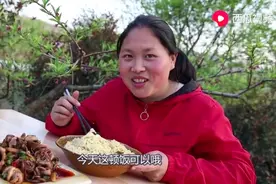 八爪鱼做成香辣的，胖妹配上一盆面，一人吃一盆图片