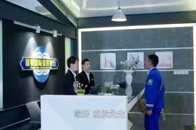 老头被公司前台瞧不起，不料老头直接打电话给总裁：你10分钟赶来图片
