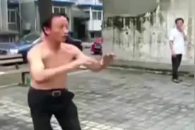 农村太极拳爱好大叔，现场为大家展示《八极拳》一看就是真功夫图片