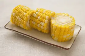 用微波炉这样做出的玉米，超级好吃，简单四分钟就可以做好视频封面