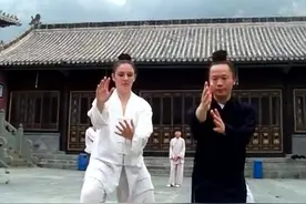 英格兰大美女到武当山学习道家秘传太极拳，得到道长真传！视频封面