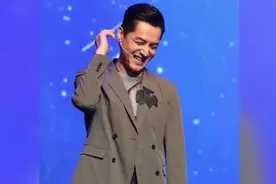 胡歌缩肩憨笑超级萌 做视帝还要做表情帝视频封面