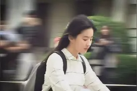 女星骑单车凹街拍造型 baby俏皮高圆圆女神