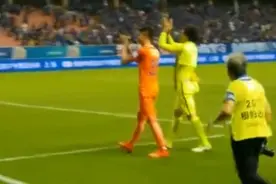 王大雷戴琳赛后单独谢场申花球迷，球迷高呼大雷回家！视频封面