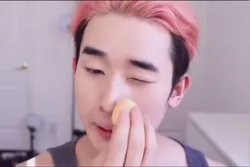 男朋友自己化完妆，竟然比我还漂亮