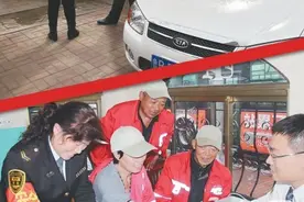 大妈被卷入车底 十多名青岛市民合力抬车救人图片