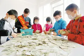 昆明市“学生职业体验营”擦车点钞 “小小公交人”样样行图片