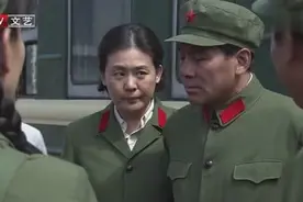 女儿告密层层加价，朱时茂车站活捉夏雨，马苏看得一脸懵逼——《军旗飘扬》