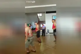 毕业30年同学聚会，男同学穿红肚兜跳《小鸭子》，笑翻老师！