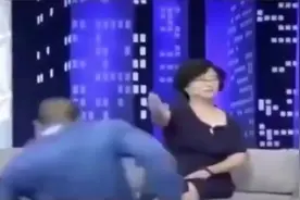 太极大师闫芳：现场展示坐着用单手就能把几名年轻壮汉给打翻图片