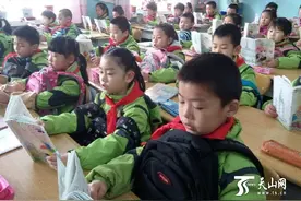 吉木萨尔县二小开展“倒背书包孕‘宝贝’、体验妈妈孕育难”活动图片