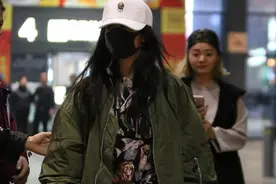 谢娜包裹严实现身机场 肚子微凸真怀了？图片