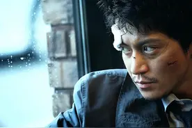 《恶魔蛙男》首曝剧照 小栗旬凝神注目面容带伤图片