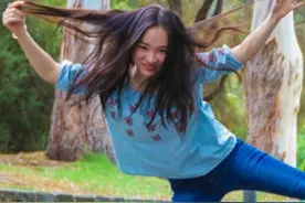 霍思燕逗孔雀开屏 披头散发张牙舞爪毫无偶像包袱图片