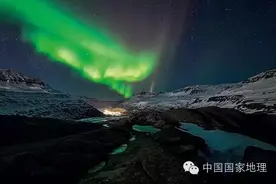 极光和追逐极光的人们图片