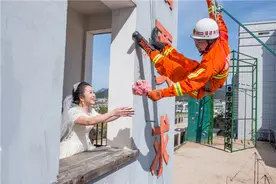 别样婚纱照 演绎警营里的浪漫图片
