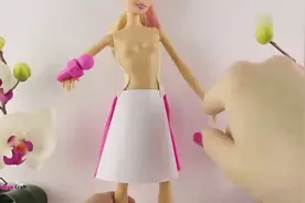 用橡皮泥给芭比娃娃DIY礼服，这技术不服不行！视频封面