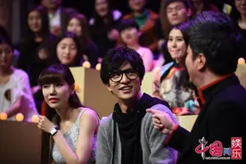 薛之谦再犯逗比症 《大歌神》扬言猜不中就吃眼镜图片