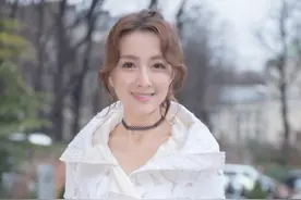 吴昕穿雨靴坐镇头排看秀 自然率性引好评！图片