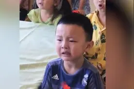 萌娃幼儿园唱歌想爸妈强忍眼泪， 越唱越委屈视频封面