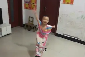 小男孩穿了妈妈的衣服，结局太搞笑视频封面