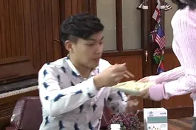 爆笑：女子为男孩送饺子，没想到只是为了试吃，尴尬了视频封面