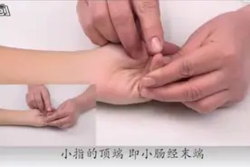 小儿推拿揉肾顶 功效自汗、盗汗、解颅等病症视频封面