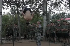 破纪录！兵哥哥太帅啦，814个单杠卷身上视频封面