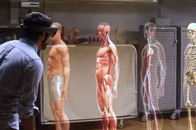 微软自主生产增强现实头盔 HoloLens，给“VR 元年”最好的贺礼图片
