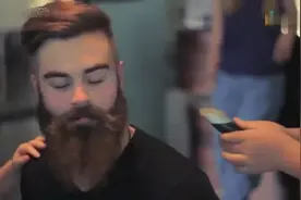 为什么外国男生都喜欢留胡子 那样多影响颜值啊！视频封面