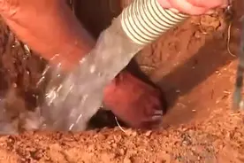 农场里土拨鼠泛滥，农场主用肥皂水直接把土拨鼠从洞里淹出来