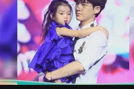 董力阿拉蕾再同框！最萌父女比心拥抱场面超温馨视频封面