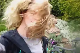 洗自行车还能玩出新花样，看完这个国外美女洗车，网友都呼叫她帮视频封面