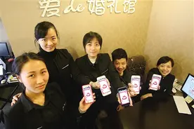 扫码得好礼 市民抢到奖品点赞“商小妹”图片
