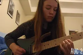 妹子22岁自学电吉他，整整一年后她的水平提高到这样！