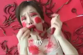 韩国“蛇精病”女网红恶搞奥斯卡 涂红漆大闹游乐园。图片