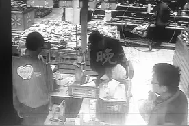 无语：推婴儿车打掩护 夫妻档进超市偷盗财物图片