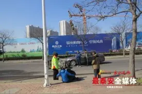 泰安泮河西路三轮车为躲避洒水车撞到轿车图片