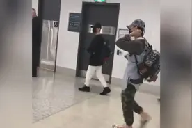 粉丝在墨尔本机场拍到权志龙 GD背这个小书包有点可爱
